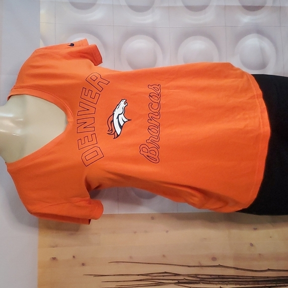 Nike Dri-Fit  Denver Broncos Team Graphic V-Neck Tee Size M - Picture 1 of 7